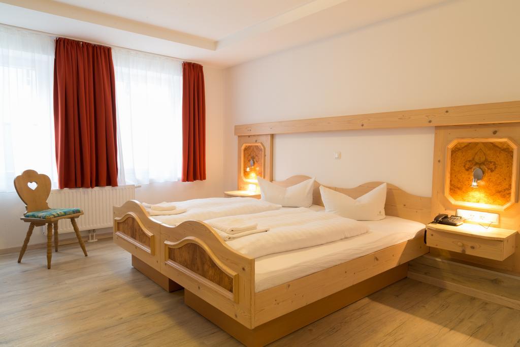 Hotel Krone Königsbrunn Quarto foto