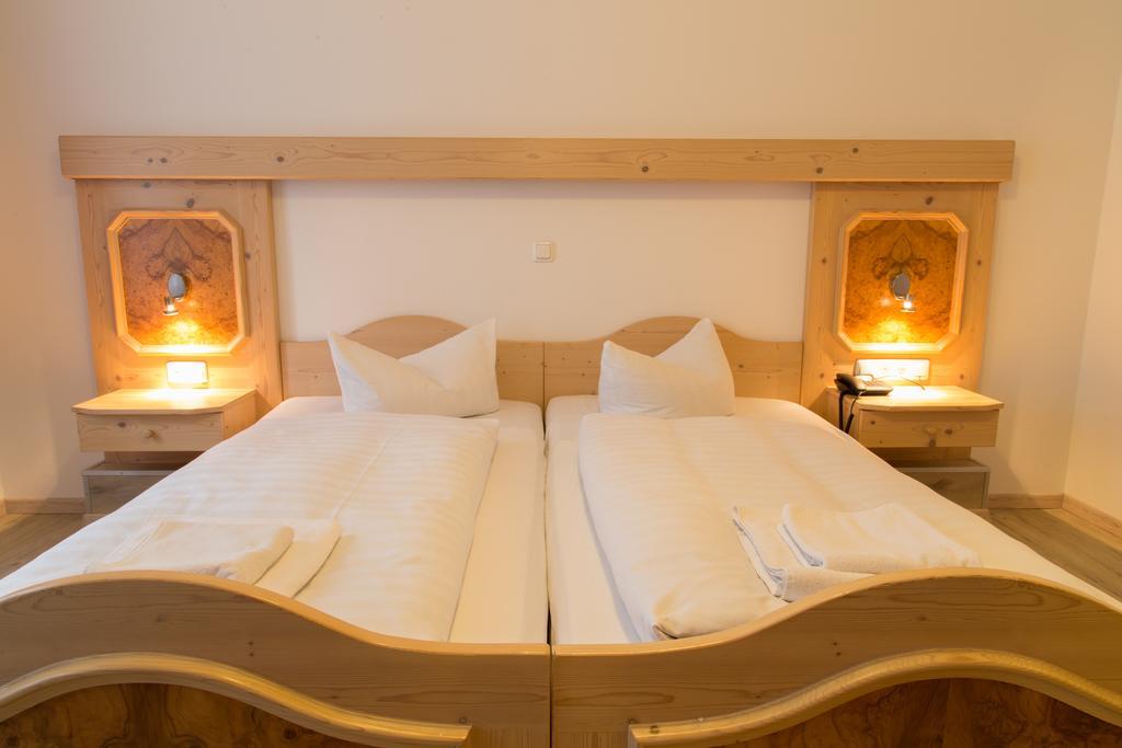 Hotel Krone Königsbrunn Quarto foto